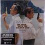 Texte: "THE MAN WITH THE GOLDEN GUN", "JOHN BARRY". Zwei Männer Rücken an Rücken, beide mit Pistolen, vor einer Wasserlandschaft.