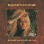 "SEBASTIAN BACH" oben, "BRING 'EM BACH ALIVE!" unten. Lange blonde Haare, tätowierter Arm, funkelnde Kleidung.