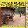 „Timbila Ta Venâncio: Ecos do Legado - Chopi Timbila, Music from Southern Mozambique“. Ein traditionelles Musikinstrument aus Holz und Kürbissen steht vor einer Hütte.
