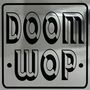 "DOOM WOP" steht in fetten, stilisierten Buchstaben auf silbernem Hintergrund, gerahmt in einem dicken schwarzen Rahmen.
