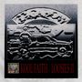 "Kool Faith / Loosies II" in Rot. Schwarz-weiß stilisierte Figur vor einem Auto. Oben verziertes Halbkreis-Design.