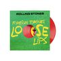 "ROLLING STONES", "FOREIGN TONGUES, LOOSE LIPS"; rotes Vinyl auf grünem Hintergrund mit gelber Schrift, farbenfrohes Design.