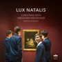 „Lux Natalis. Christmas with Dresdner Kreuzchor. Martin Lehmann.“ Vier Jungen in Anzügen betrachten ein Gemälde.