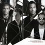 Backstreet Boys, Unbreakable. Vier Männer in Anzügen und Freizeitkleidung vor abstraktem Hintergrund in Schwarz-Weiß.