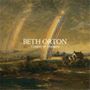 "BETH ORTON
Comfort of Strangers" steht über einer Landschaft mit Regenbogen und einem Haus. Es wirkt wie ein Gemälde.