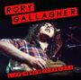 "Rory Gallagher", "Live in New York 1974" in roten Balken. Mann spielt Gitarre und trägt kariertes Hemd.