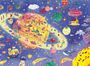 Eine bunte Illustration mit einem Saturn-ähnlichen Planeten, von fantastischen Figuren bevölkert, im Weltraum mit Sternen.
