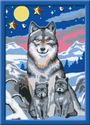 Eine Illustration: Ein großer Wolf mit zwei Jungen vor schneebedeckten Bergen, Sternen und Mond am Himmel.