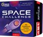 "SPACE CHALLENGE", 300 kosmische Fragen. Familienfreundliches Spiel, illustriert mit einem bunten Raketen- und Planetenmotiv.