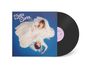 Auf blauem Hintergrund steht "GiGi Girls", darunter zwei Frauen in weißen Kleidern, ein Schallplatten-Cover mit Vinyl.