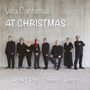 Text: "Vela Cantamus AT CHRISTMAS. Rock | Pop | Country | Swing." Eine Gruppe von acht Menschen in dunkler Kleidung. 