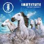 Texte: "INSTITUTE", "DISTORT YOURSELF". Weiße Pferde galoppieren durch spritzendes Wasser unter einem blauen Himmel.