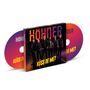 CD-Cover "HÖHNER Küss de Met". Bandmitglieder in Schwarz-Rot, zwei CDs daneben.