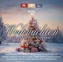 „RTL Hits: Weihnachten - Die schönsten Klassiker“. Verschneite Landschaft, geschmückter Baum, Geschenke.