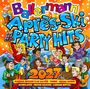 „Ballermann Après-Ski Party Hits 2027“. Illustration mit feiernden Menschen in Winterkleidung, Getränken auf einem Tisch.