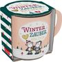 „Winter Zauber für Dich“ auf einer Tasse mit niedlichen Schaf-Illustrationen im Schnee. Verpackung weihnachtlich dekoriert.