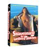 „Sklavenmarkt der weißen Mädchen“, Laura Gemser auf einem Boot, öffnet ein weißes Kleidungsstück, blaues Meer im Hintergrund.