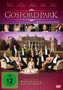 „Gosford Park“, Oscar-Gewinner, FSK 12. Historische Villa, elegante Menschen in Abendgarderobe vor einem Herrenhaus.
