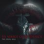 „in strict confidence, the final kiss“. Eine Schlange windet sich zwischen dunklen, leicht geöffneten Lippen hindurch.