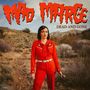 „MAD MARGE, DEAD AND GONE“. Eine Frau in rotem Anzug mit Mikrofon steht in einer Wüstenlandschaft.