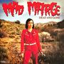 "Mad Marge Dead and Gone". Eine Frau in rotem Outfit hält ein Mikrofon in einer trockenen Landschaft.