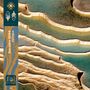 Kenichiro Isoda, Epilogue. Ein Logo mit drei grafischen Symbolen. Terrassen mit hellem Gestein und blauem Wasser.