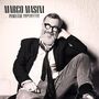 Text: "Marco Masini Perfetto Imperfetto". Ein Mann mit Bart und Brille sitzt entspannt, trägt Anzug und Krawatte.