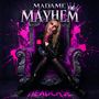 MADAME MAYHEM, HEADCASE. Frau in schwarzer Kleidung sitzt auf purpurnem Thron mit pinken Farbspritzern.