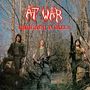 "At War", "Ordered to Kill" in roter Schrift. Drei Männer in Tarnkleidung im Wald mit Waffen, vor einem Bach stehend.