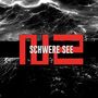 „SCHWERE SEE“ in weißer Schrift auf schwarz-rotem Hintergrund, darunter stürmische Meereswellen in Schwarz-Weiß.
