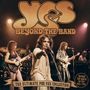 „YES BEYOND THE BAND: THE ULTIMATE PRE-YES COLLECTION“. Band auf Bühne, Sänger vorne in dynamischer Pose.