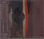 Japanische Schriftzeichen und "OPAL". Abstrakte Illustration mit dunklen, überlappenden Formen und rötlichen Streifen.