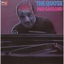 "THE QUOTA" RED GARLAND. Ein Mann spielt am Klavier, in dunklen, gedämpften Farben dargestellt.