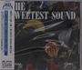 "The Sweetest Sound" in großen Buchstaben. Links japanischer Text auf weißem Streifen. Blumenillustration im Hintergrund.