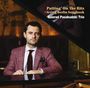 Text: "Putting' On The Ritz ~ Irving Berlin Songbook, Konrad Paszkudzki Trio." Ein Mann in einem karierten Anzug am Klavier.