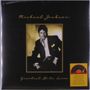"Michael Jackson Greatest Hits Live" in goldener Schrift. Ein Mann im Anzug sitzt entspannt, daneben ein buntes Logo.