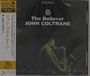 "The Believer John Coltrane" steht in weißer Schrift auf dunklem Hintergrund, mit grünlichem Foto eines Saxophonspielers. Japanischer Text am Rand.