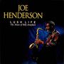 "JOE HENDERSON LUSH LIFE The Music of Billy Strayhorn". Ein Mann spielt Saxophon vor blauem Hintergrund.