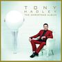"TONY HADLEY THE CHRISTMAS ALBUM" in goldener Schrift. Ein Mann in rotem Anzug sitzt auf einem weißen Sessel.