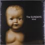 „The SUNDAYS blind“ steht neben einem antiken Puppenkopf mit großen Augen, in sepia gehalten.