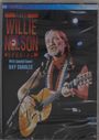 Titel: "The Willie Nelson Special" mit Gast Ray Charles. Ein Musiker spielt Gitarre und singt in ein Mikrofon.