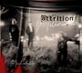„Attrition“, „The Final Collection“ und „Tetherworld“. Unscharfe Schwarz-Weiß-Szene mit drei Personen im Freien.