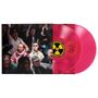 Zwei leuchtend pinke Vinyl-Schallplatten mit schwarzem und gelbem Warnsymbol, fröhliche Menschen posieren lebhaft im Hintergrund.