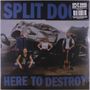 "Split Dogs" und "Here to Destroy" in großen blauen Buchstaben. Vier Menschen vor einem Schrottauto.