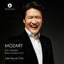 "Mozart: The Complete Piano Sonatas Vol.4, Jae-Hyuck Cho." Ein lächelnder Mann im Anzug, dunkler Hintergrund.