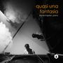 Text: „quasi una fantasia, David Kaplan, piano“. Schwarz-Weiß-Foto eines Mannes am Flügel mit Spiegelung und Rauch.