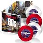 „American Hits of the 60s“ in großen Buchstaben vor einer Straßenszene, daneben rot-weiße CDs mit „Now“ Logo.