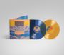 Ein aufklappbares Schallplattencover mit Titeln innen, Wolkenillustration außen. Eine blaue und eine goldene Vinylplatte.