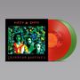 "Ulterior Motives," "Dirty Three"; drei Personen vor buntem, blumigem Hintergrund; rote und grüne Vinyl-Schallplatten.
