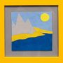 Illustration: Gelber Rahmen, Berge, blauer Himmel, gelbe Sonne, blauer See, abstrakte Formen.